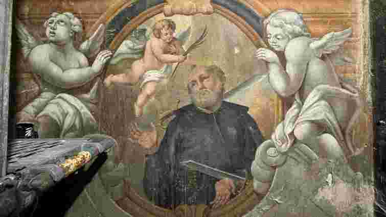 Реставратори виявили приховані розписи у святилищі гарнізонного храму у Львові