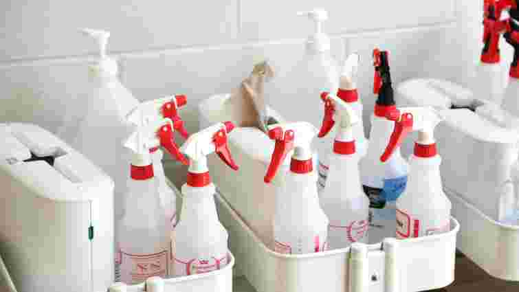 Спрощуємо догляд: яка побутова хімія обовʼязково повинна бути вдома 