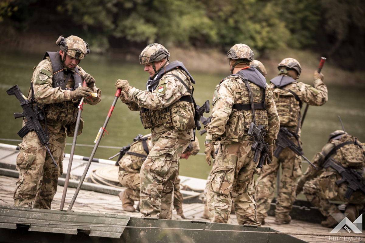Фото армії Угорщини, переправа через Тису в межах міжнародних навчань Adaptive Hussars 2025