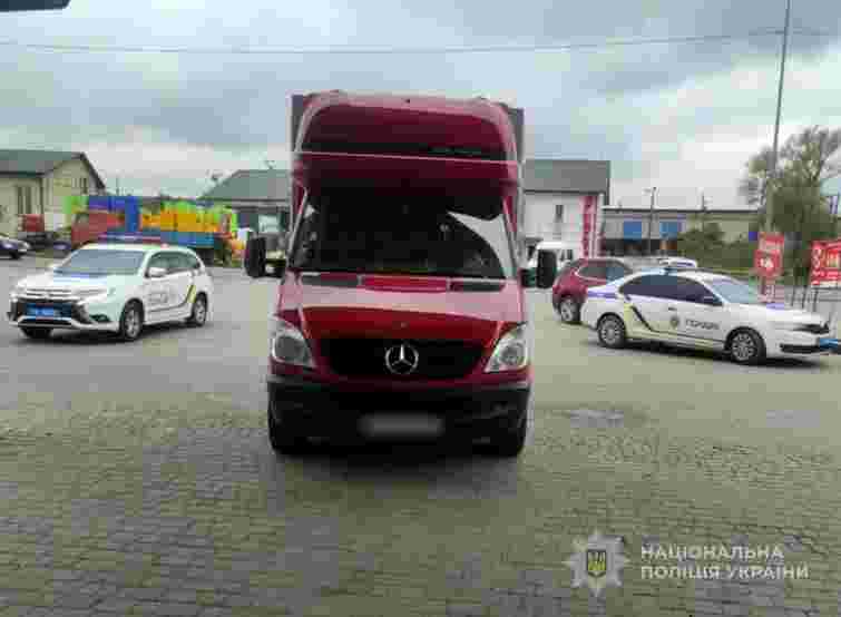 Біля АЗС у Ковелі мікроавтобус збив на смерть 6-річну дівчинку