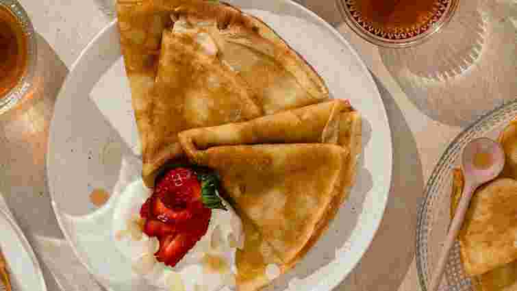 Будуть тонкими, як папір: що варто додати у тісто для млинців 
