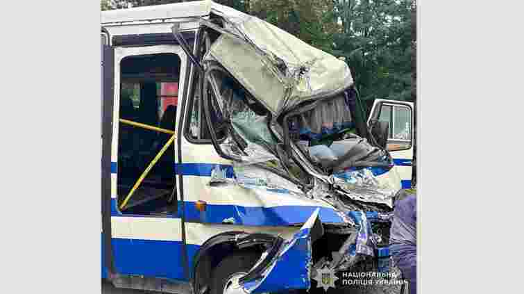 Восьмеро пасажирів маршрутки постраждали через зіткнення із вантажівкою біля Львова