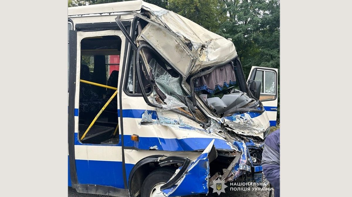 Восьмеро пасажирів маршрутки постраждали через зіткнення із вантажівкою біля Львова