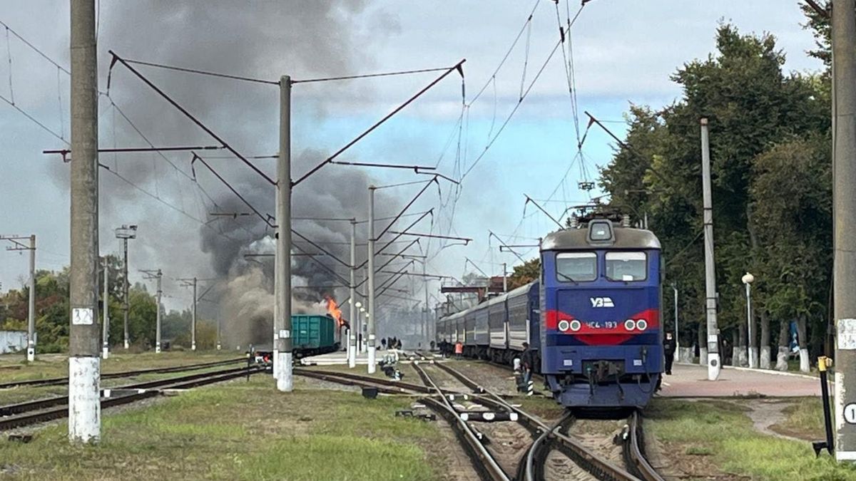 Росіяни завдали подвійного удару по вокзалу на Сумщині, десятки постраждалих
