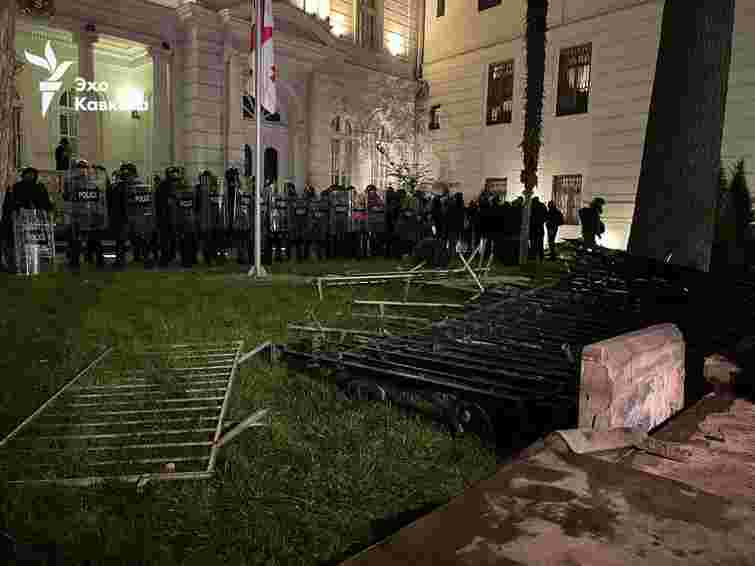 У Грузії виникли масові протести біля президентського палацу