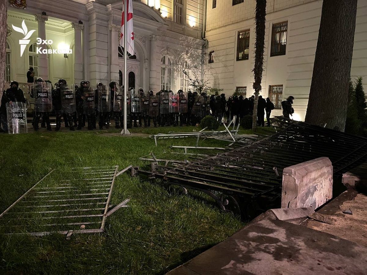 У Грузії виникли масові протести біля президентського палацу