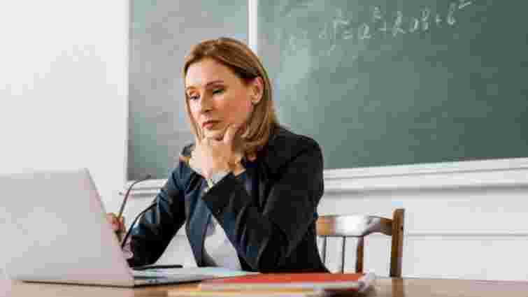 Уряд запровадив подвійні щомісячні доплати вчителям на прифронтових територіях