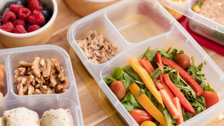 Ризикуєте здоровʼям: які продукти не можна зберігати в пластикових контейнерах