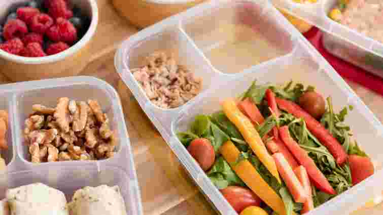 Ризикуєте здоровʼям: які продукти не можна зберігати в пластикових контейнерах