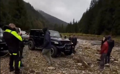 На Закарпатті джипери вилили моторне мастило на берег річки і зняли це на відео