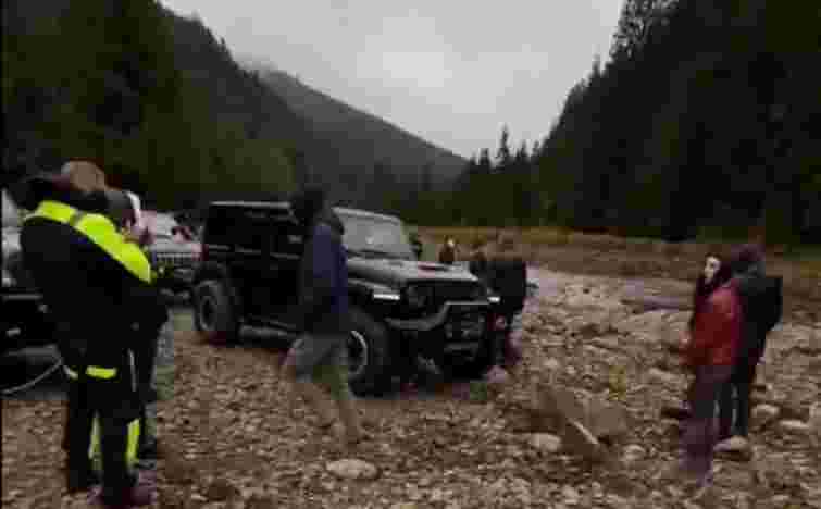 На Закарпатті джипери вилили моторне мастило на берег річки і зняли це на відео