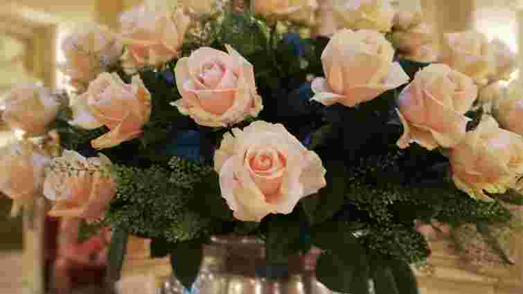 Букет простоїть два тижні: що потрібно додати у воду з трояндами