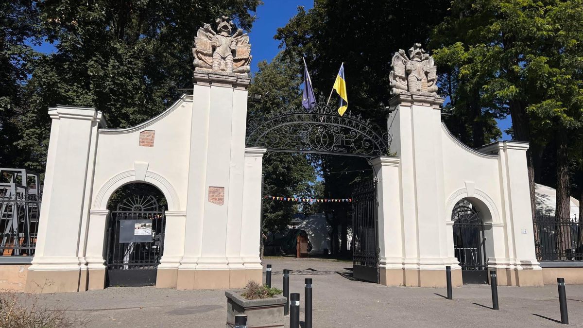 На території палацу Потоцьких в Івано-Франківську археологи знайшли артефакти XIV ст.