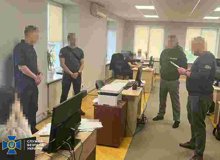 Суд оштрафував і відсторонив на три роки викритого на поборах митника з Волині 