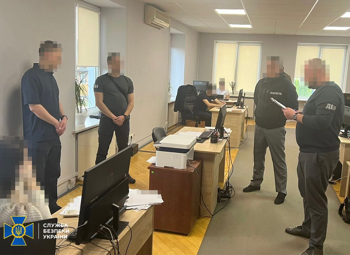 Суд оштрафував і відсторонив на три роки викритого на поборах митника з Волині 