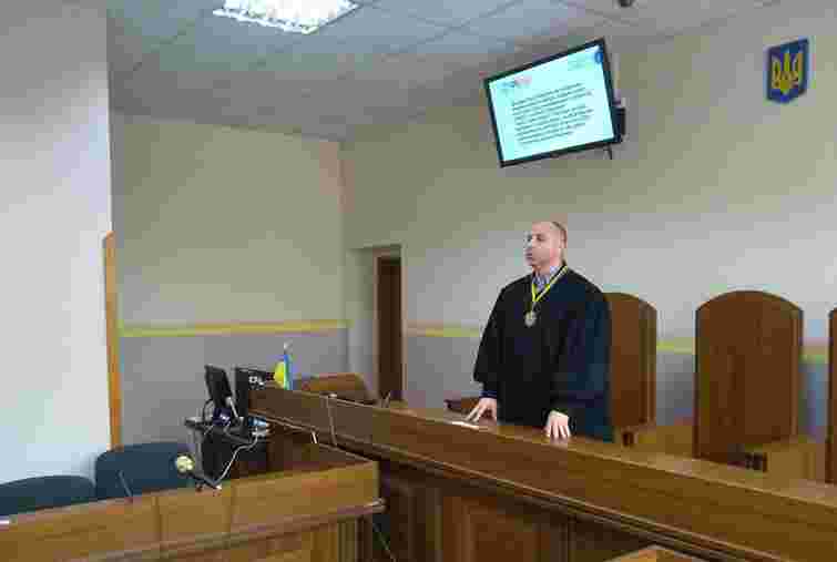 Підозрюваного у хабарях суддю Личаківського райсуду відсторонили від роботи 
