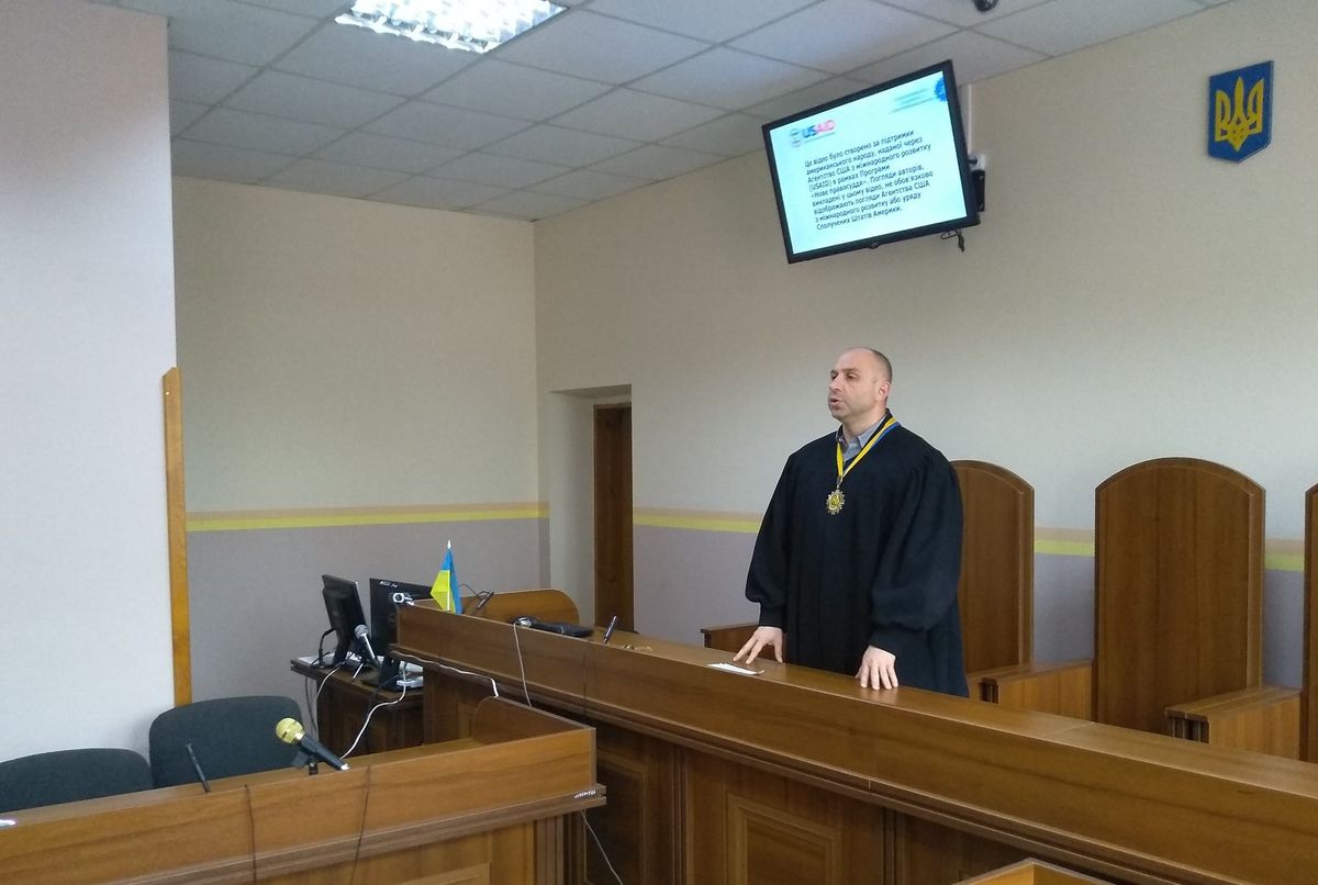Підозрюваного у хабарях суддю Личаківського райсуду відсторонили від роботи 