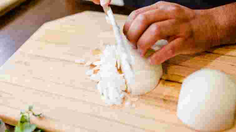 Без зайвих зусиль і за лічені хвилини: як помʼякшити смак занадто гіркої цибулі