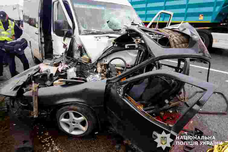 На Рівненщині легковик зіткнувся з маршруткою, є загиблий і травмовані