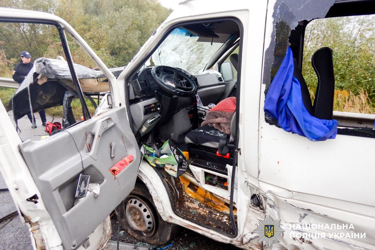 Рятувальники деблокували тіло 24-річного водія автомобіля Opel Vectra (фото поліції)