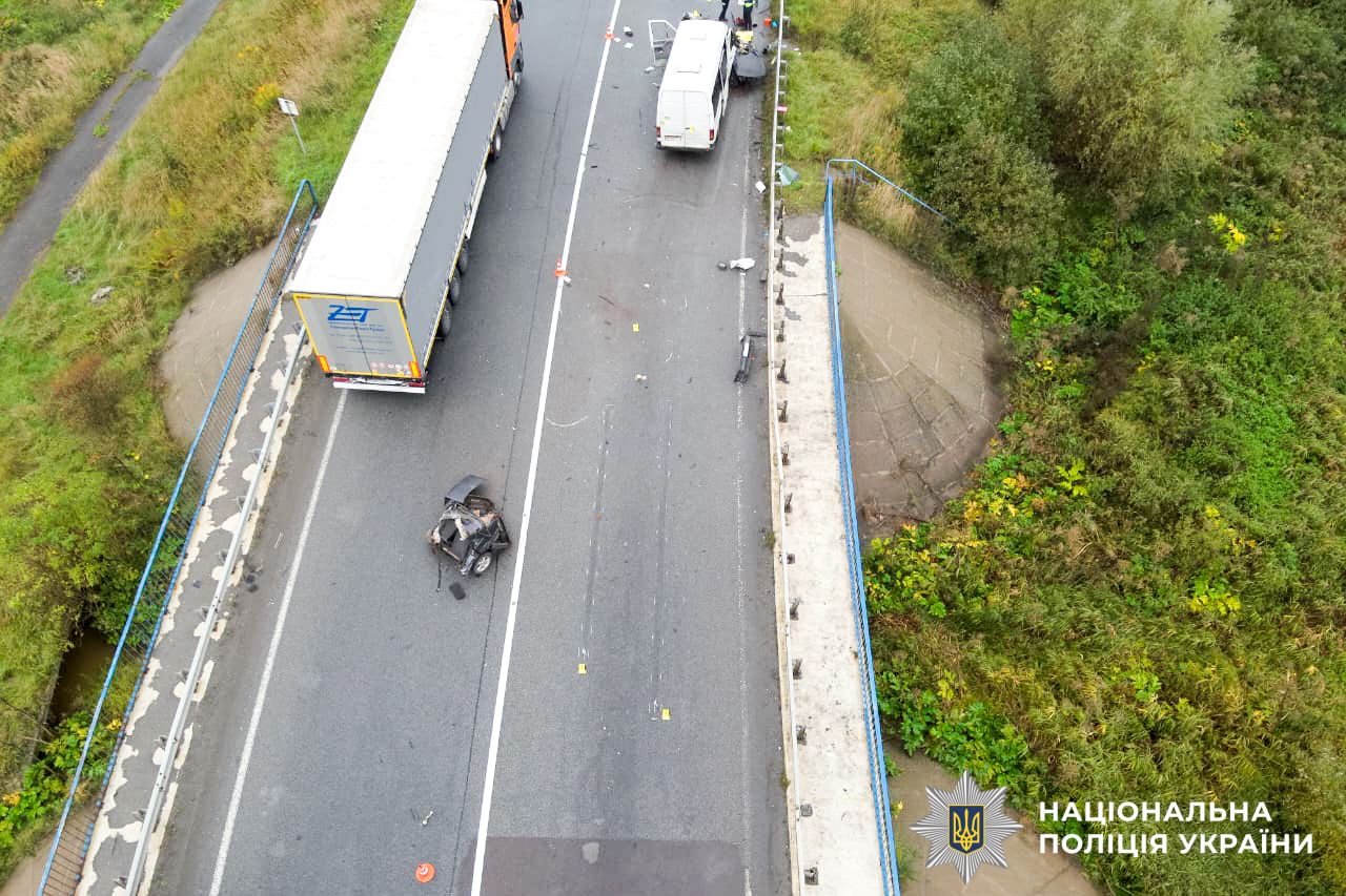 Рятувальники деблокували тіло 24-річного водія автомобіля Opel Vectra (фото поліції)