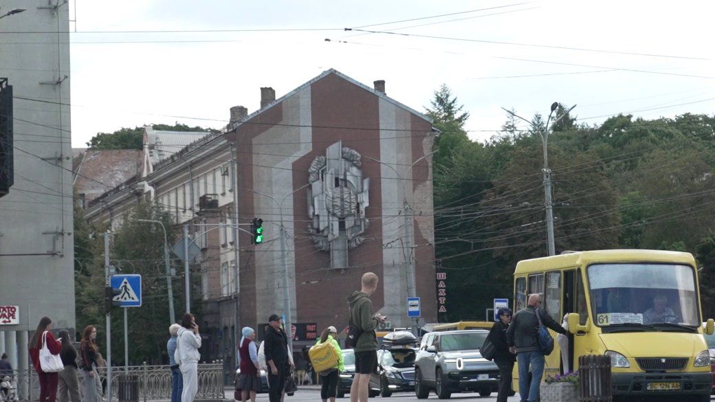 Металеве панно у центрі Рівного (фото Суспільного)