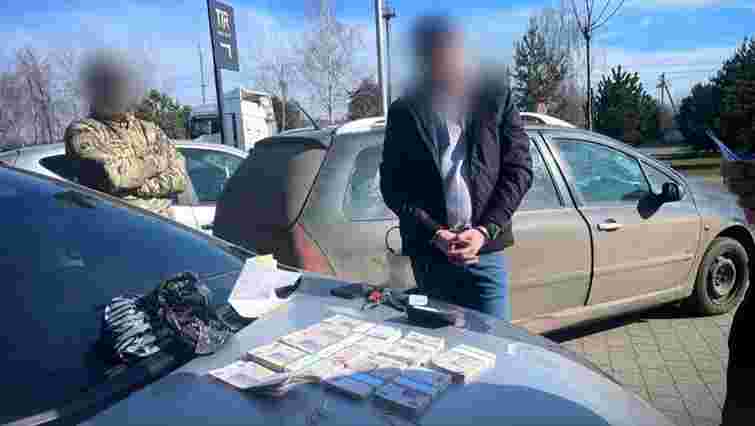 На Закарпатті оштрафували посадовця ТрО, який взяв $10 тис. за переведення військового у тил