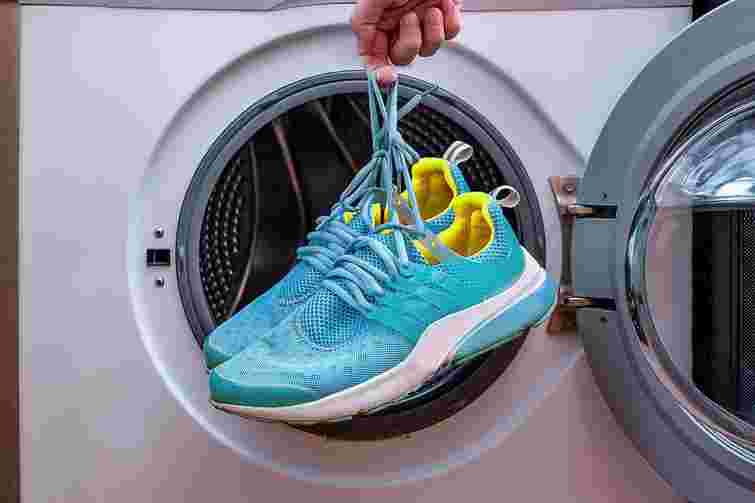 Не деформуються і будуть без пошкоджень: на якому режимі слід прати кросівки