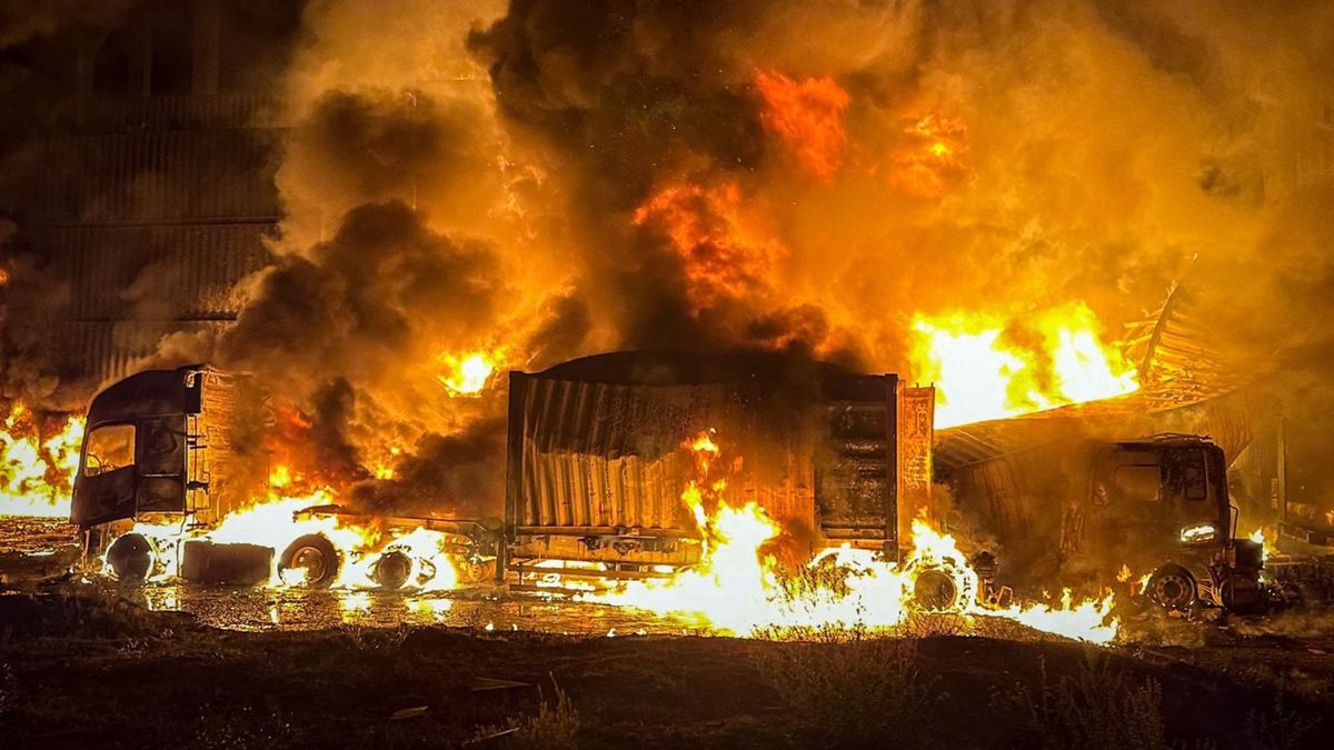 Російська атака спричинила масштабні пожежі на Одещині, є постраждалі