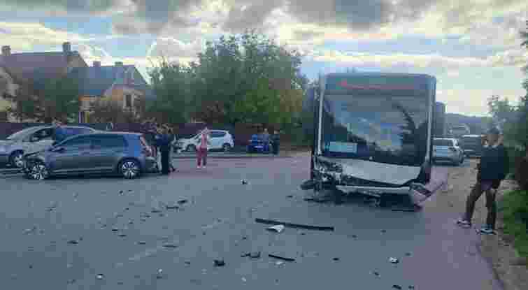 П’ятеро людей постраждали через зіткнення легковика з автобусом біля Львова