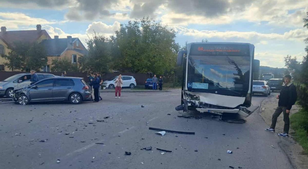 П’ятеро людей постраждали через зіткнення легковика з автобусом біля Львова