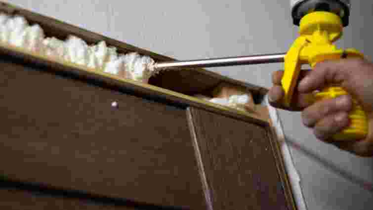 Вікна, стіни і підлогу можна врятувати: як відмити монтажну піну з різних поверхонь