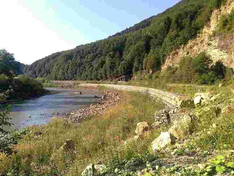 Прокуратура вимагає скасувати дозвіл на видобуток піску з річки на Прикарпатті