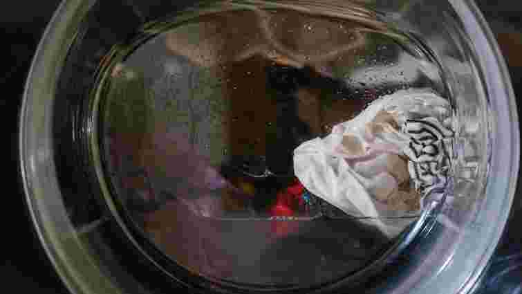 Одяг пахнутиме набагато краще: що потрібно додати у пральну машинку