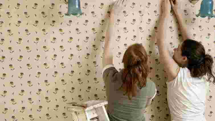 Завдання, яке лякає багатьох: як легко зняти старі шпалери