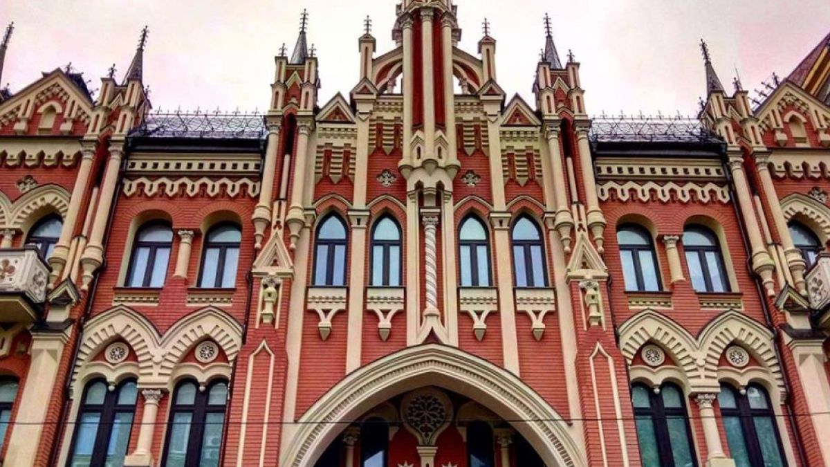 Від пряничного дому до театру на Подолі: 9 найгарніших будівель Києва різних епох