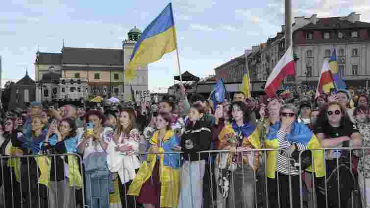 Половина поляків вважає, що допомога біженцям з України є занадто великою