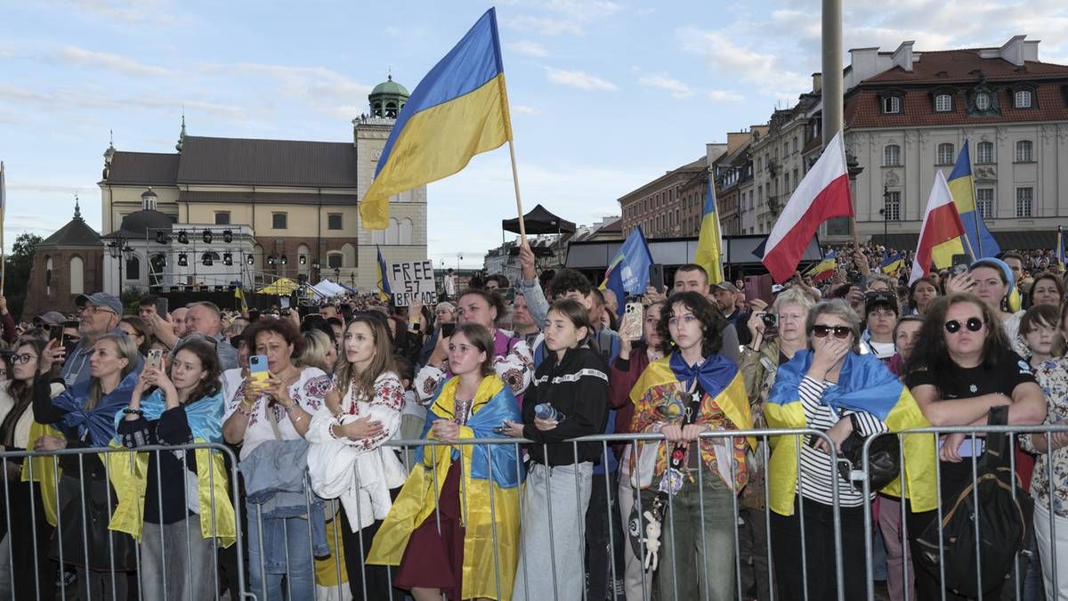 Половина поляків вважає, що допомога біженцям з України є занадто великою