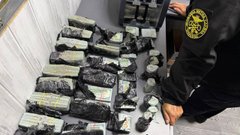 Чернівецька митниця затримала українку, яка хотіла ввезти майже мільйон доларів