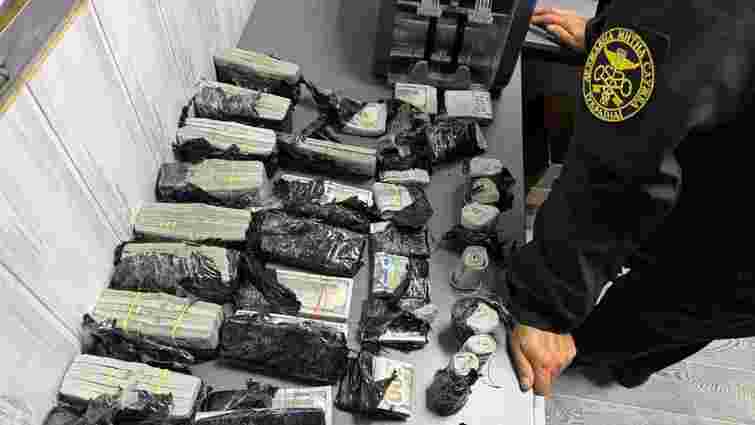 Чернівецька митниця затримала українку, яка хотіла ввезти майже мільйон доларів