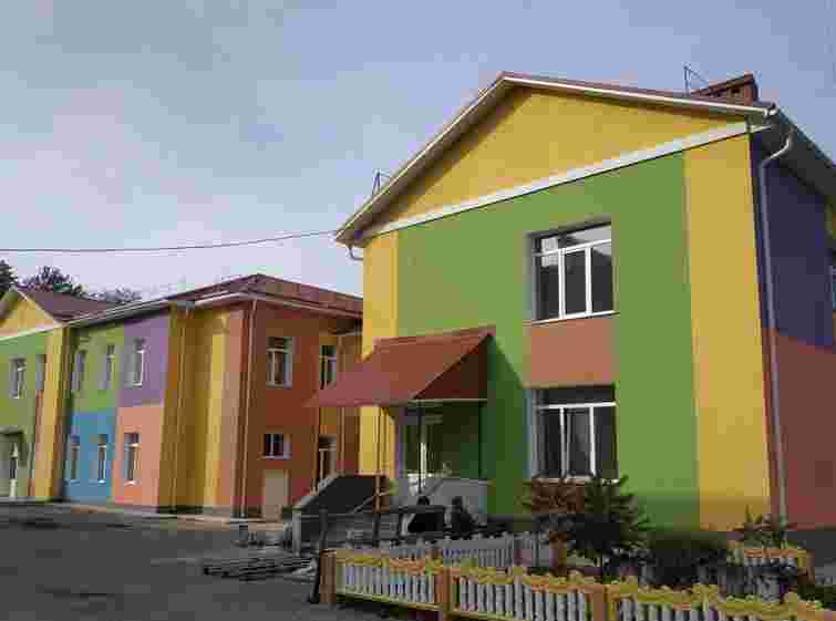 У ліцеї на Хмельниччині учениця поранилась склом, яке було у шкільній страві