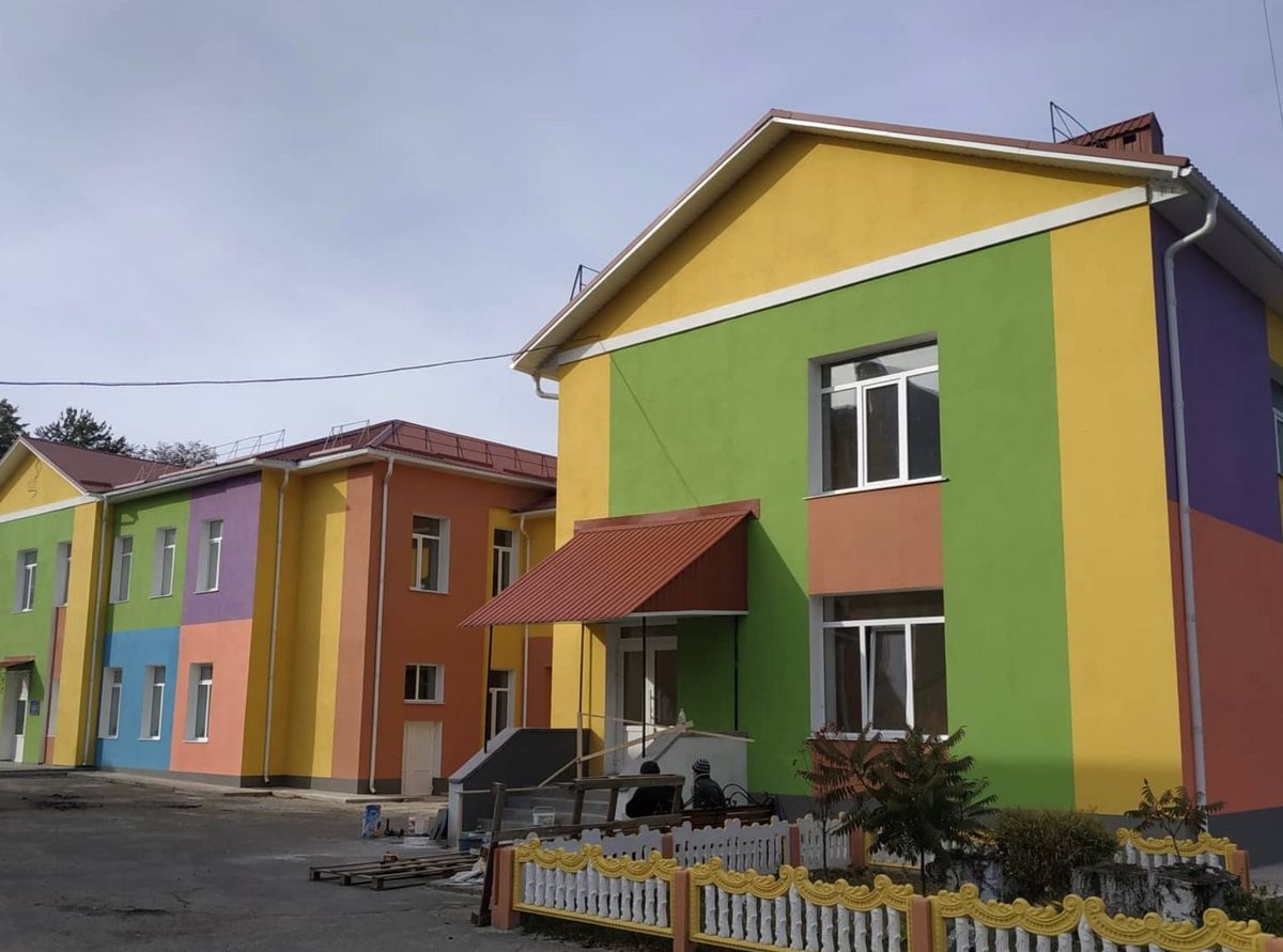 У ліцеї на Хмельниччині учениця поранилась склом, яке було у шкільній страві