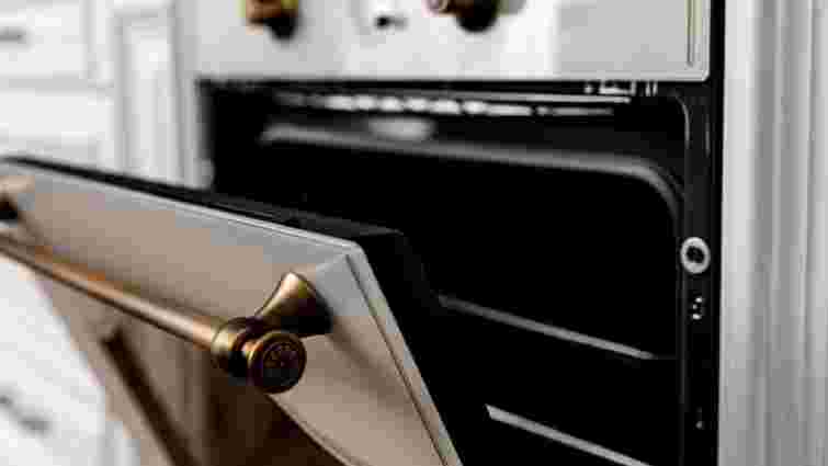 Не треба жодних додаткових засобів: як почистити духовку звичайною парою