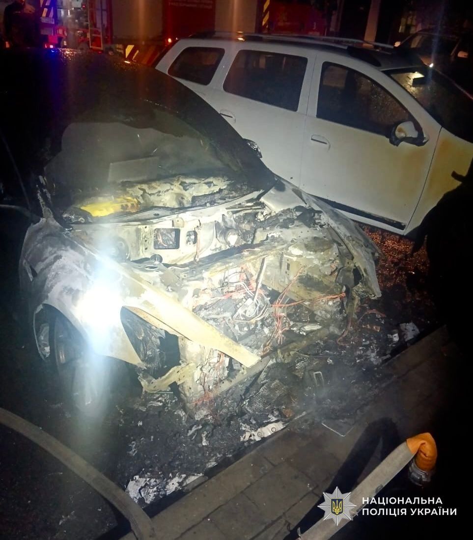  Замовників підпалу встановлюють. Фото поліції