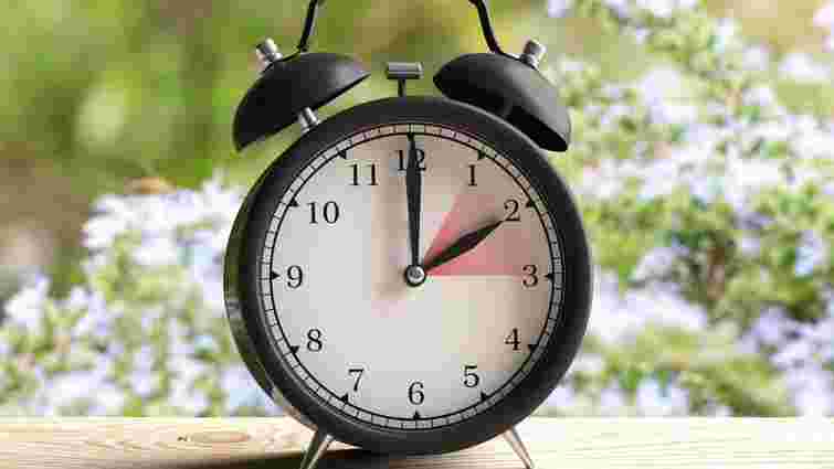 Чи будуть українці переводити годинники восени 2025 року: що варто знати