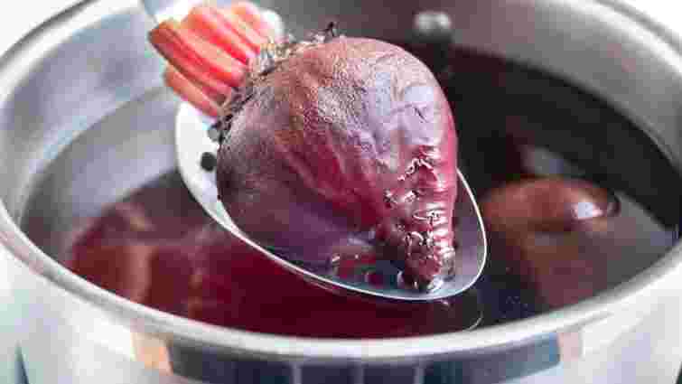 Дивно, але працює: навіщо під час варіння буряка додавати в каструлю хліб 