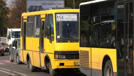 Водія приміської маршрутки звільнили за насмішки з матері загиблого воїна