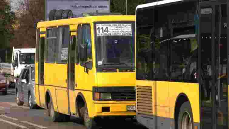 Водія приміської маршрутки звільнили за насмішки з матері загиблого воїна