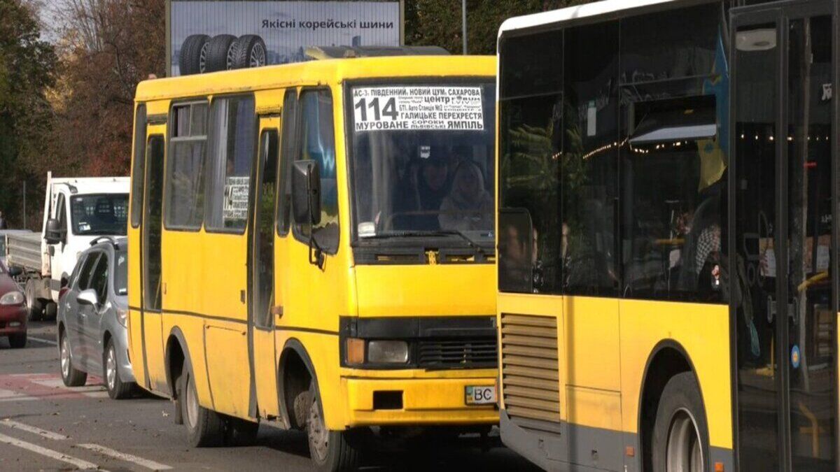 Водія приміської маршрутки звільнили за насмішки з матері загиблого воїна