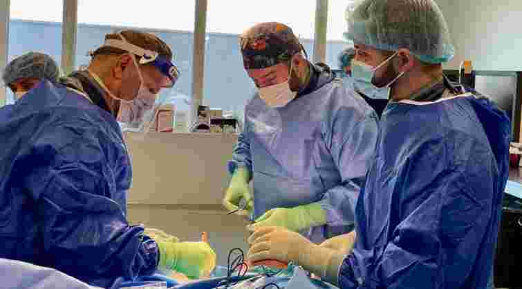 Хірурги Торонто і Львова  спільно прооперували 10 захисників із важкими пораненнями кінцівок